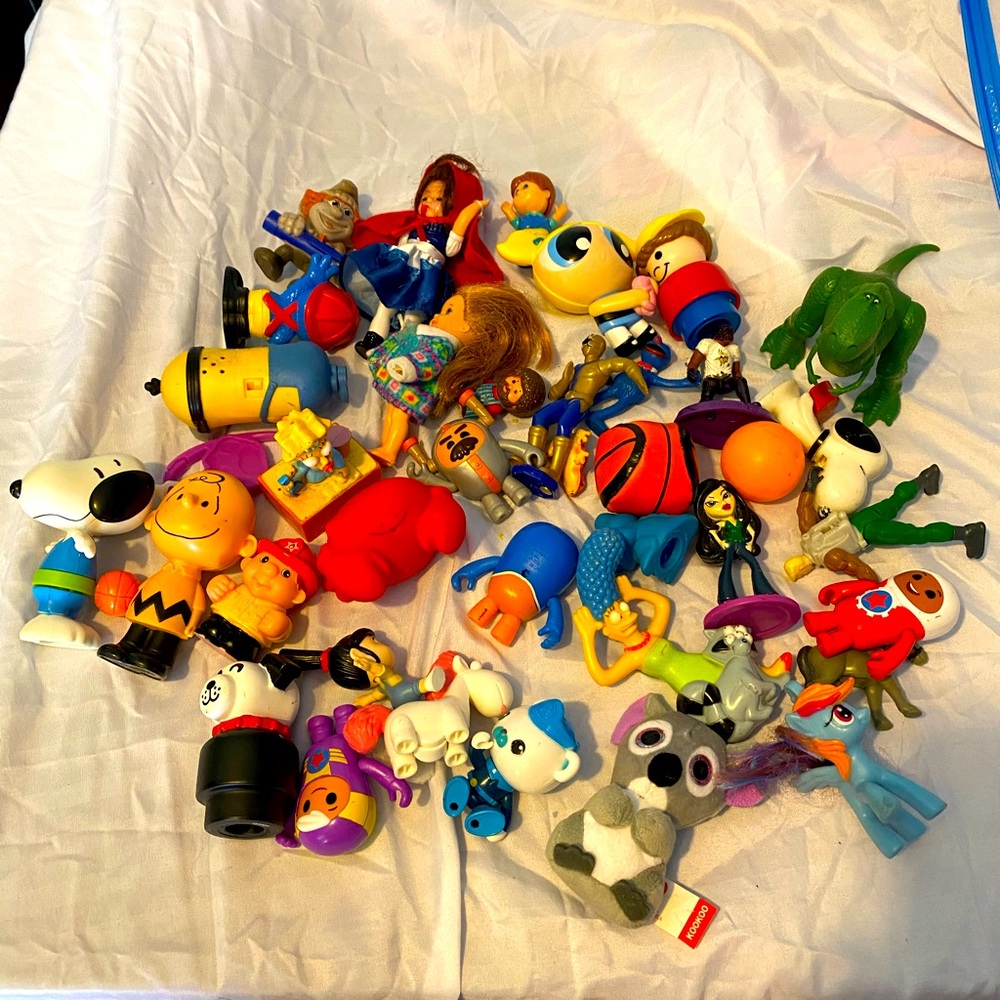 Odds and ends of cartoon toys in good shape